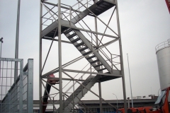 Escalera de acceso sobre estructura